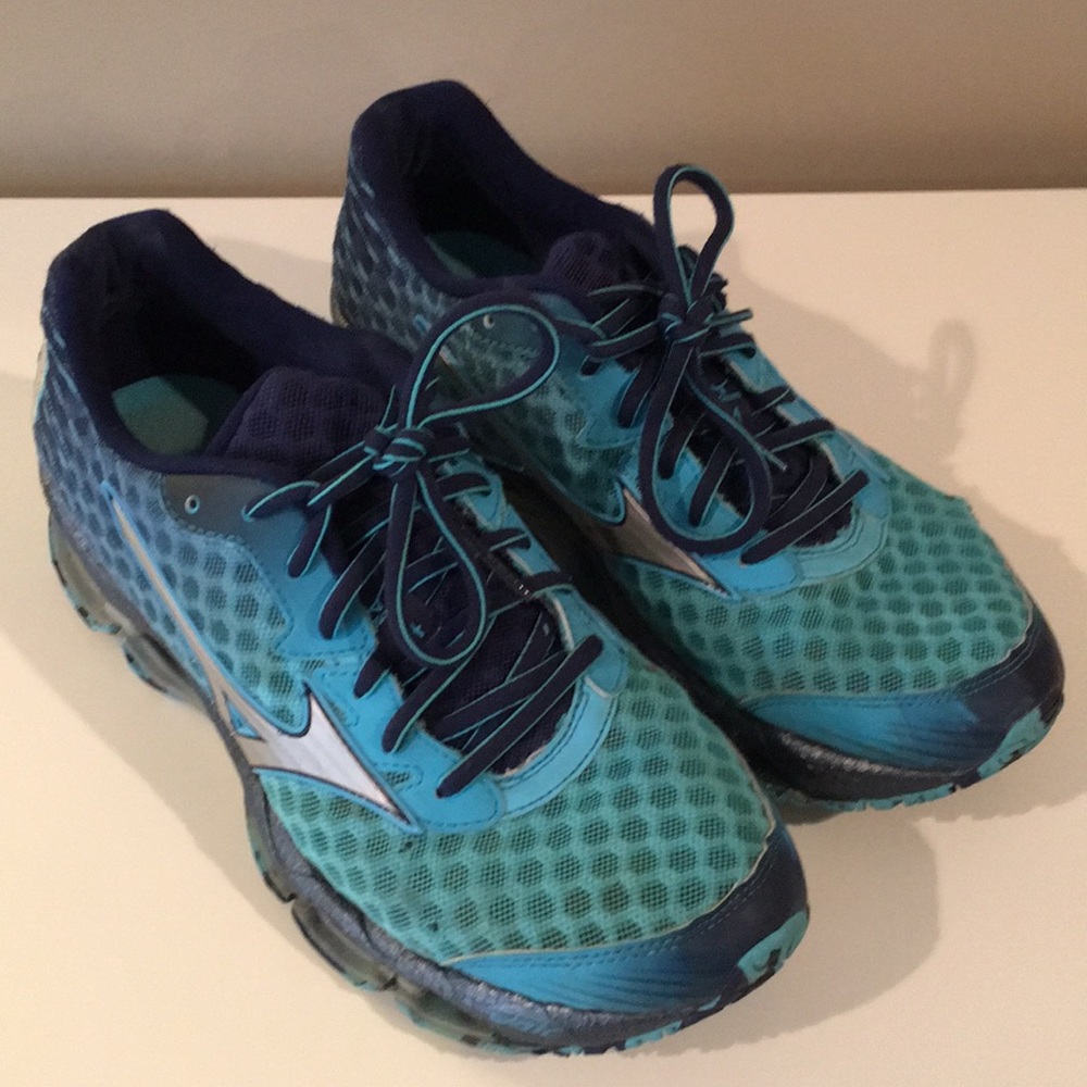 A used pair of Mizuno Wave Prophecy 4’s Size 8.5